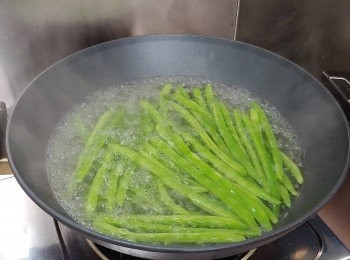 step5: 煮滾大半鍋水，放四季豆煮約2分鐘