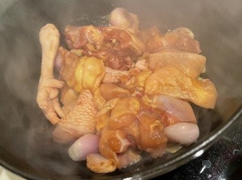 step2: 雞件落鑊炒到半熟