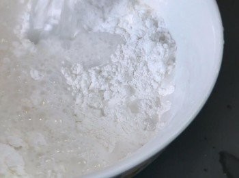 step3: 把粘米粉、澄麵粉和栗粉加入清水，然後攪勻至沒有粉粒，再加入油和鹽。