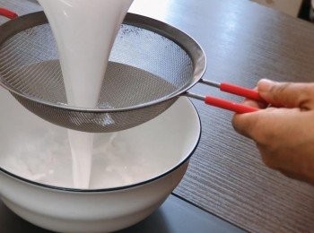 step4: 將粉漿過篩，使腸粉口感更順滑。