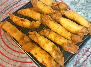 step12: 起鍋瀝油，並用竹籤每三捲串成一串即可；