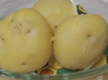 step1: 首先
把薯仔放在鍋中煮熟
然後去皮