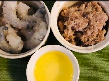 step6: 鮮蝦適量切粒。 罐装蟹肉1罐，打開罐去水份備用。蛋1 隻只要蛋白。