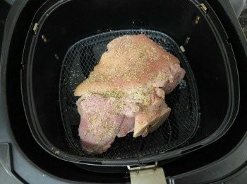 step8: 將豬手放在炸鍋內，灑少許雜香草碎、黑椒碎