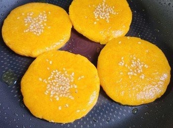 step8: 中低火燒熱平底鑊，落油，兩面煎熟成南瓜餅便可。