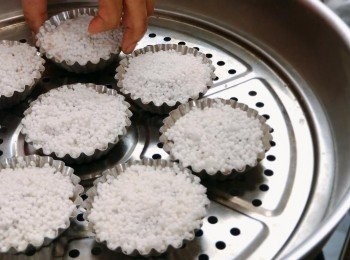 step8: 把西米糕放入有沸水的鍋，用大火蒸10分鍾，然後關火焗5分鍾，使西米呈現透明狀，把西米糕脫模並上碟。