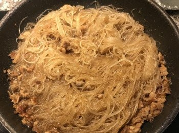 step6: 放入泡軟的冬粉拌勻；