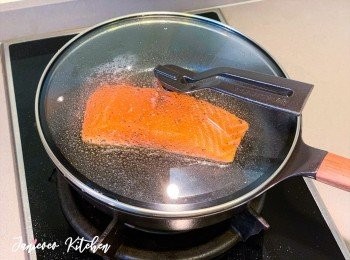 step4: 三文魚約有一半轉了白色後，就用鑊鏟小心將三文魚反面，將另一面也煎熟。如有需要，中途可蓋上鍋蓋防油彈和焗三文魚。