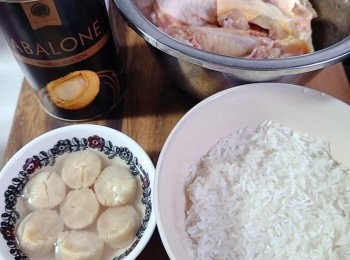 step1: 瑤柱用水浸至軟身(留水備用)，用手把瑤柱撕成幼絲; 米洗淨後用1茶匙鹽和少許油醃約30分鐘; 雞件洗淨(切走肥膏和去掉大部份的皮)，用<span class="group_2">雞醃料</span>醃約30分鐘; 罐頭鮑魚隔水備用。