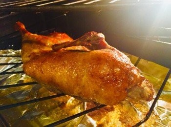 step2: 烤鸭上色以前，需要刷上蜂蜜