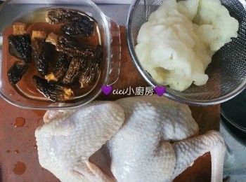 step1: 將羊肚菌用清水浸10分鐘至軟身，榨出水分，浸羊肚菌嘅水留起少許，底部嘅水唔要，備用。