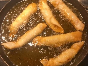 step9: 將蝦捲炸到呈淡黃色，