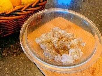 step2: 放，黄油，放入虾仁，最后放蒜蓉