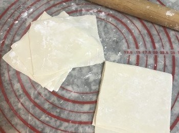 step14: 切成想要的大小，撒上手粉，疊好即可；這次因爲打算要做蝦捲，所以就裁成大片餛飩皮，這個麵糰約可裁出40片大餛飩皮。