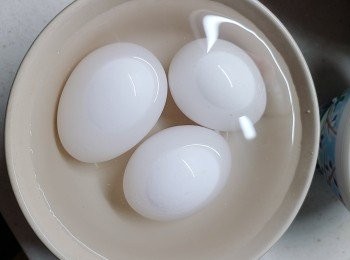 step3: 雞蛋放入50度的溫水中浸泡約15分鐘。