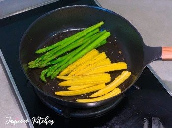 step6: 用鍋子淨下的魚油，炒香蘆筍和粟米仔，並用鹽和黑胡椒調味。