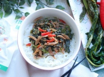 step3: 雪菜沖洗乾淨 ，浸過夜 ，把咸味帶走，-隔晚後，倒走雪菜水，再沖先2-3次，把雪菜擠乾水份 (部份可擠在新肉絲上作醃製用 ) - 把蒂除掉 ，切成小段，備用//
新肉絲 - 排整齊後，切成幼絲，備用// 
米粉- 滾水下米粉，加入濃湯粒/湯包，煮好備用// 
中火 不下油，乾炒雪茶，雪菜略炒至乾身，撈起備用 (乾炒可以把雪菜味提升)// 
中火下油，加入 紅蔥頭，紅椒，蒜，炒至香味// 
加入新肉絲略炒半分鐘後，加入已炒香的雪菜、調味料、水及