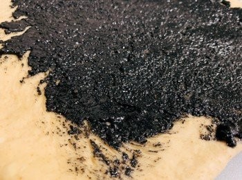 step3: 做好了面，涂抹芝麻馅儿