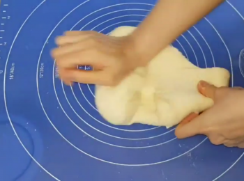 step1: ~先把乾材料再放濕材料在盆內攪拌均匀
~麵團移至桌上墊板用手搓和甩打至麵團光滑
~放少許油在容器,放入麵已滾圓的團,蓋上蓋或保鮮纸進行第一次發酵约60分鐘。