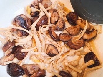 step7: 燒熱鍋，先下少許油將冬菇和金針炒香，取出備用。