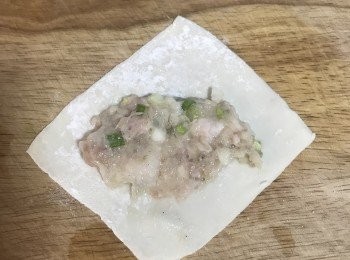 step4: 取一片大餛飩皮，以菱型方式放置，再用湯匙或抹刀將<span class="group_2">內餡</span>抹在餛飩皮中間；