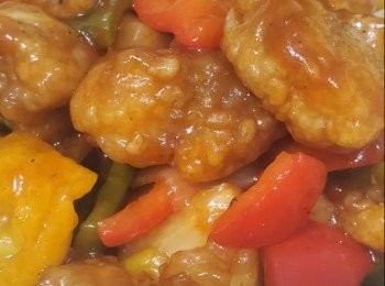 step3: 蒜蓉放入鑊中炒香加入洋蔥，三色椒一同炒香，加入菠蘿，加入四湯匙茄汁，一湯匙醋，加入半飯碗水，加入一條蔗糖打碎，半茶匙鹽，一茶匙雞粉攪勻，放入排骨一同撈勻，再加入生粉水炒都半乾身完成