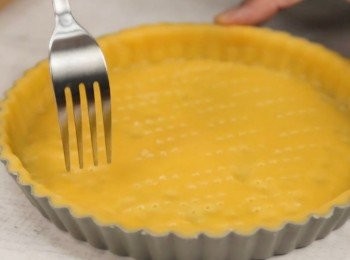 step8: 用叉打孔以防止氣泡形成