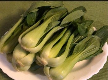 step1: 首先將小棠菜洗淨瀝乾備用。