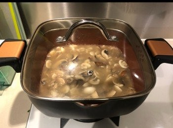 step3: 加入雞湯，煲5分鐘