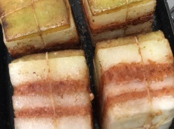 step7: 然後將五花腩四邊撲上薄薄一層粟粉，稍為煎一煎四邊肉，讓其定型，後拿出備用。