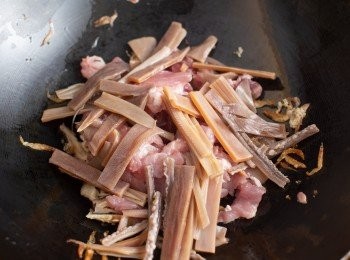 step4: 放入魷魚和豬肉絲炒香。