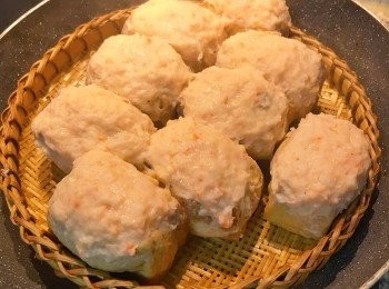 step13: 蒸好的阿給超香的，蝦漿部份有黏在一起的就用小刀劃開；取出裝盤後，淋上<span class="group_3">甜辣醬</span>即可趁熱享用。