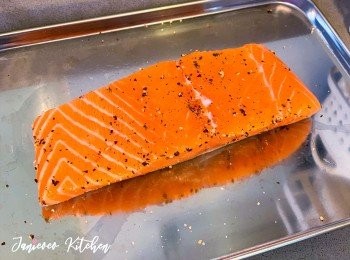 step2: 三文魚解凍後簡單沖水，瀝乾水份，並用廚房紙印至乾身。（謹記一定要乾身呀！） 下鍋前15分鐘，撒上鹽和黑胡椒簡單醃製。