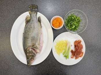 step1: 臘腸汆水後再切片，水波爐蒸10分鐘，薑切絲，蔥分段，蔥白留用，綠色部分切粒，紅蘿蔔切薄片