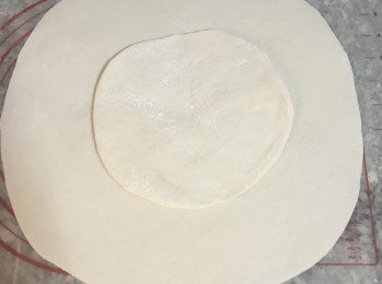 step9: 這樣可以輕鬆的將麵皮桿開桿均勻；