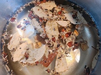 step3: 鹽、糖、鹵水料和清水(份量以蓋過整隻豬水為準)先放入煲中煮滾，等全部滾起後才下紹酒和玫瑰露酒，再放入豬手煮約1.5小時。