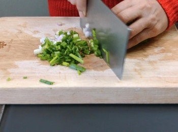 step2: 把蔥清洗乾淨，然後切去頭部和尾部，再切成蔥粒備用。