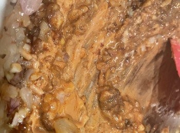 step3: <span class="group_3">香料</span>全部切粒，用熱油先爆香洋蔥和乾蔥粒，洋蔥粒軟身後加入蒜蓉同炒，加入沙嗲醬和花生醬一同爆香