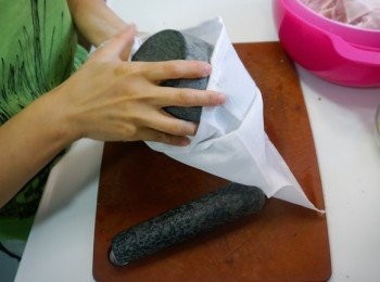 step4: 白胡椒先略略盅碎，入茶袋或煲湯魚袋