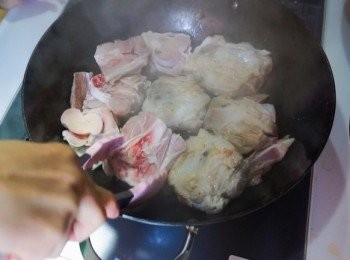 step5: 豬骨先白鑊煎至乾身，帶一點點焦黃，夾起備用
薑片和蒜頭亦白鑊煎至有一點點焦