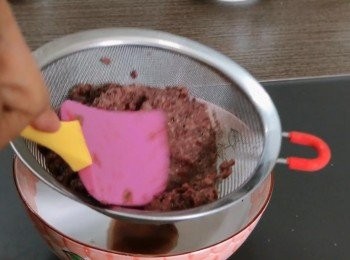 step3: 把紅豆過篩並隔渣，使口感更軟綿。