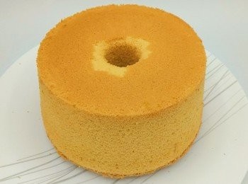 step1: 椰油，椰漿，椰糖和鹽隔水融化。加入麵粉和蛋黃拌勻。蛋白分兩次加糖打至乾性發泡。蛋白分三次加入蛋黃糊拌勻。150℃ 焗48分鐘。焗好立刻倒轉之涼。詳細做法可以看視頻。