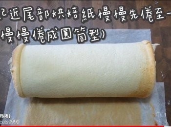 step57: 拿起近尾部烘焙紙慢慢先倦至一半(再慢慢倦成圓筒型)
