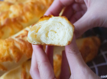 step6: 發酵好後在麵團上輕輕的塗上一層牛奶再放上適量的mozzarella cheese 在預熱好的烤箱180度烤12-15分鐘 當麵包上的芝士都變成金黃色後就可以出爐