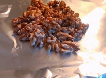 step2: 核桃放入160度焗爐，焗10分鐘。