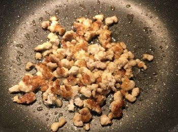 step4: 炒鍋燒熱放少許油，將絞肉炒香；