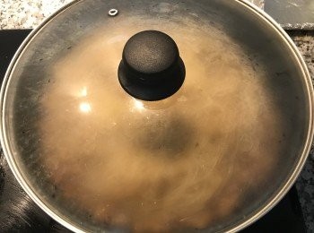 step7: 蓋鍋蓋轉小火，將冬粉燜2分鐘；