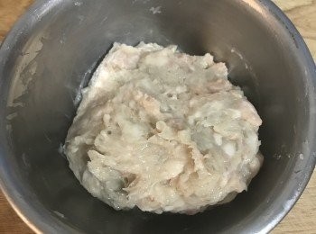 step2: 將蝦漿與絞肉與調味料攪拌混勻，