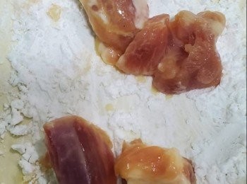 step2: 再用滾油放入排骨關火浸熟10分鐘，開大火3分鐘將排骨撈起，回鑊再放排骨瀝乾油份備用