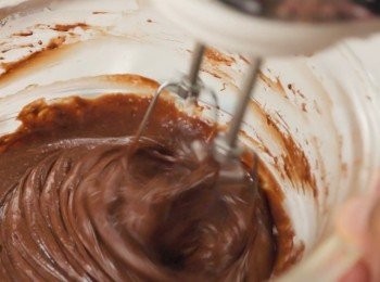 step12: 朱古力融化後
可以用電動攪拌器快速混合